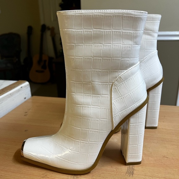 Pretty Little Things White Patent Ankle Boot 7 - Picture 10 of 12